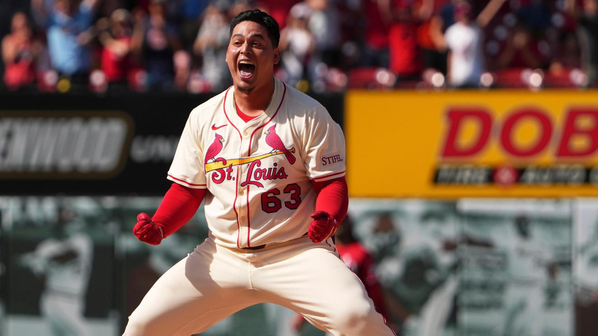 Yohel Pozo walks it off for the Cardinals in extras
