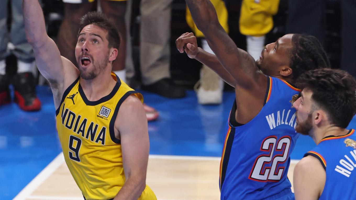 T.J. McConnell scores on three straight possessions