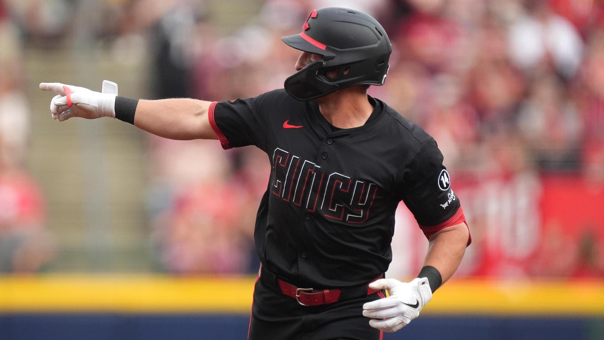 Spencer Steer is on fire as he clobbers 3 HRs for the Reds