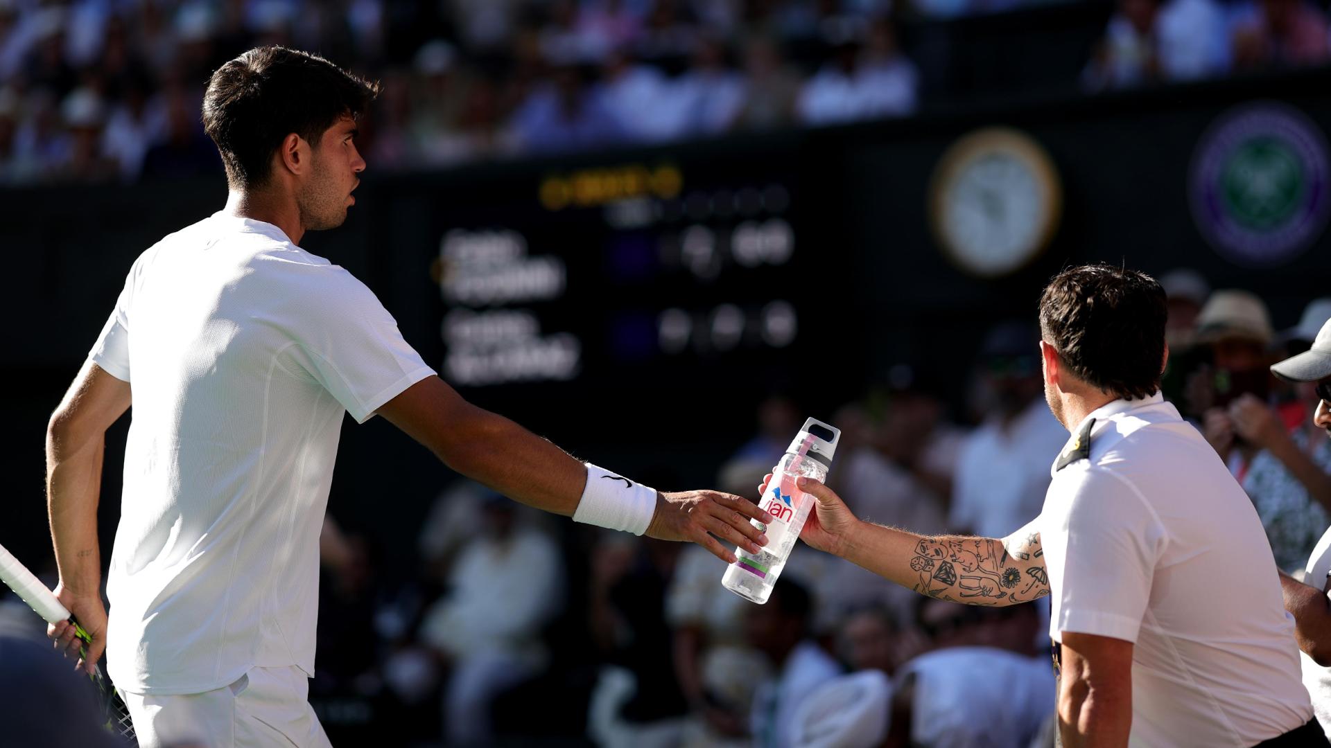 Alcaraz brings water to fan ill in the stands