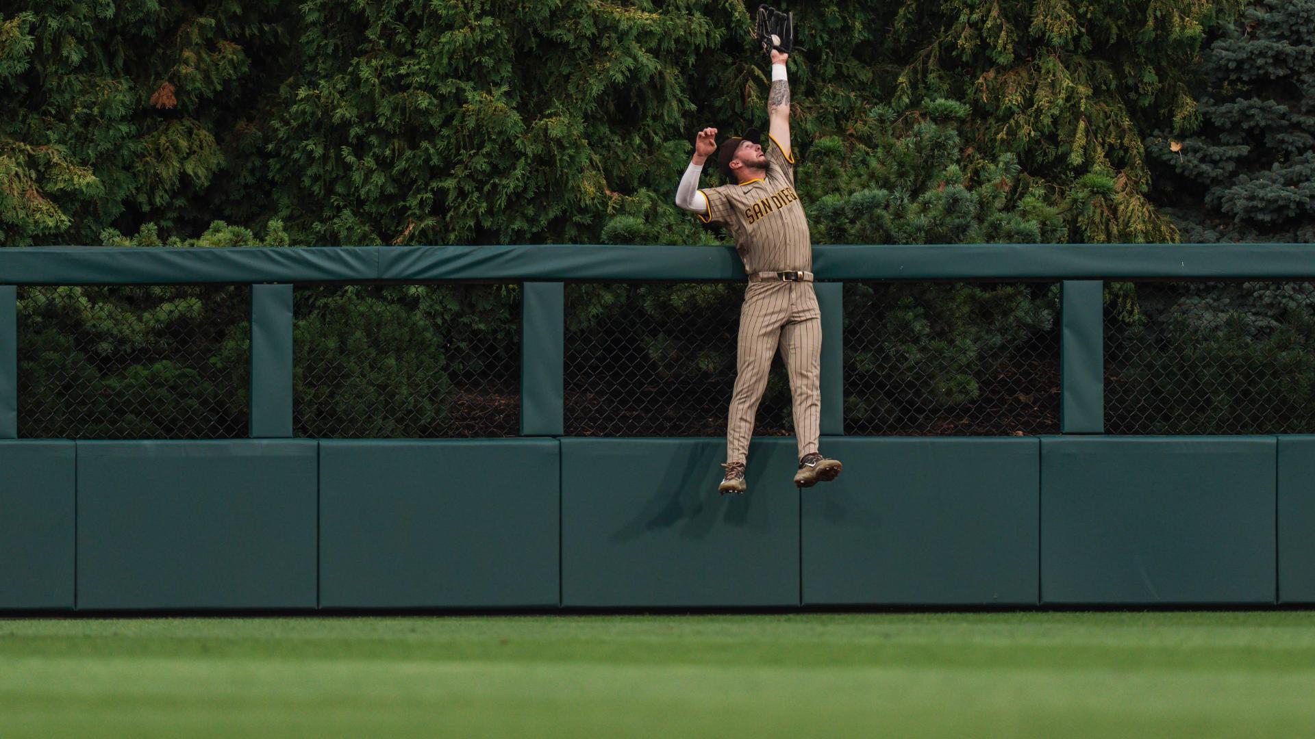 Jackson Merrill makes jaw-dropping HR robbery for Padres