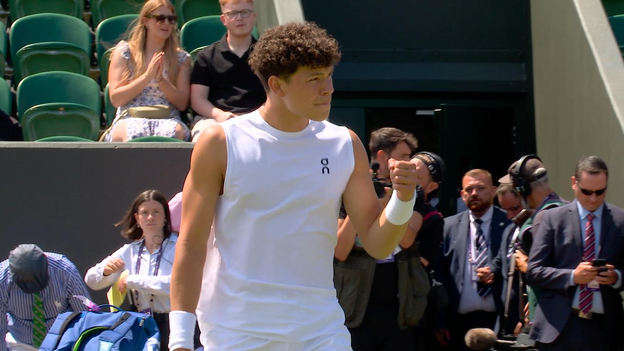 Shelton wastes no time advancing at Wimbledon