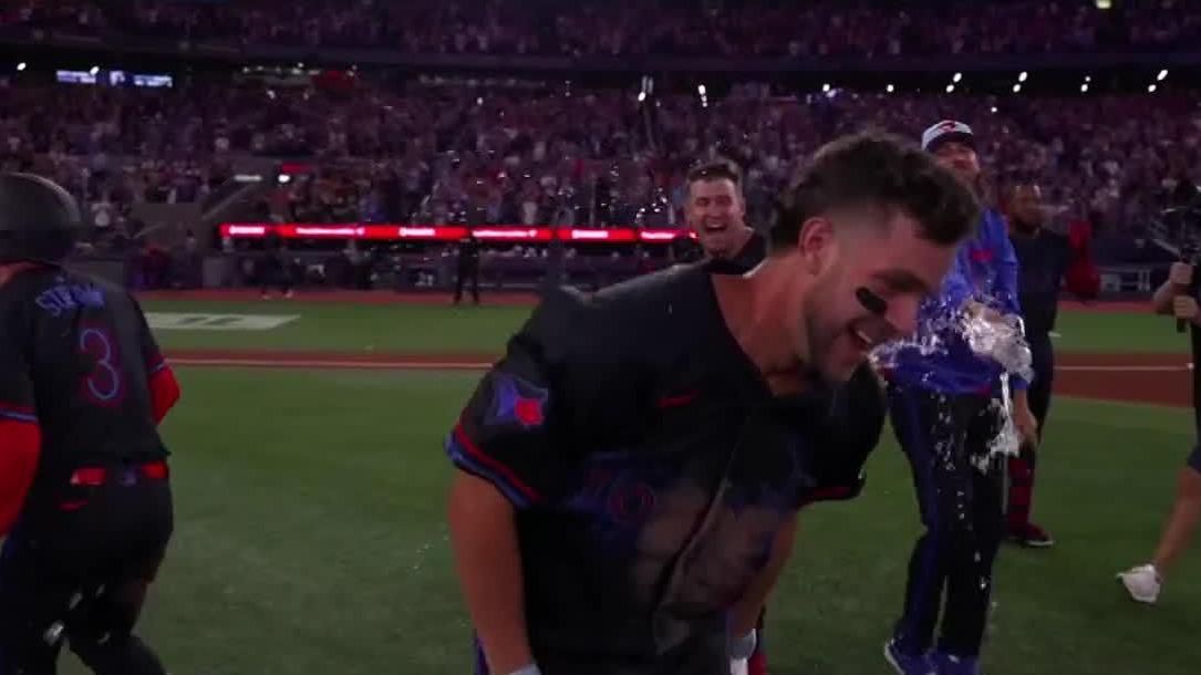 Blue Jays walk off for 6th straight win on wild throw
