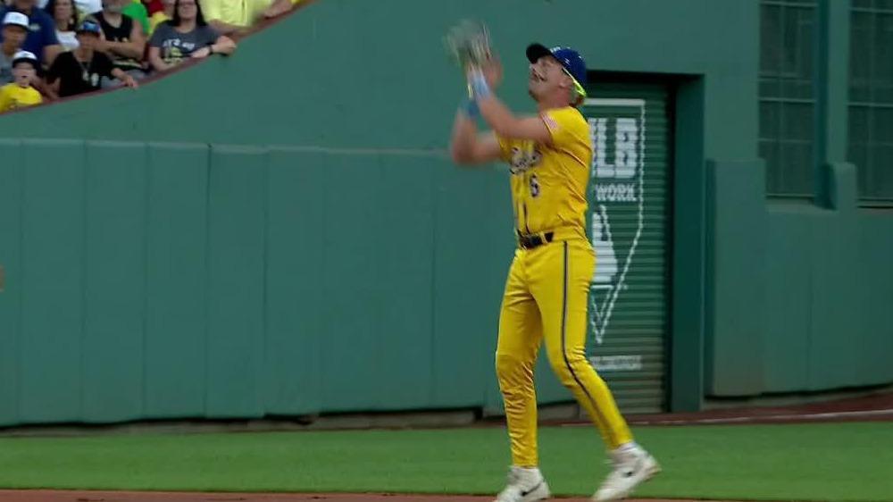Bananas' 3B, SS pull off incredible trick catch