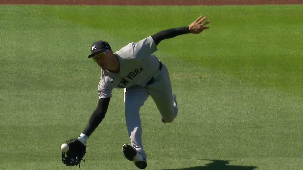 Cody Bellinger puts on a show with an amazing double play
