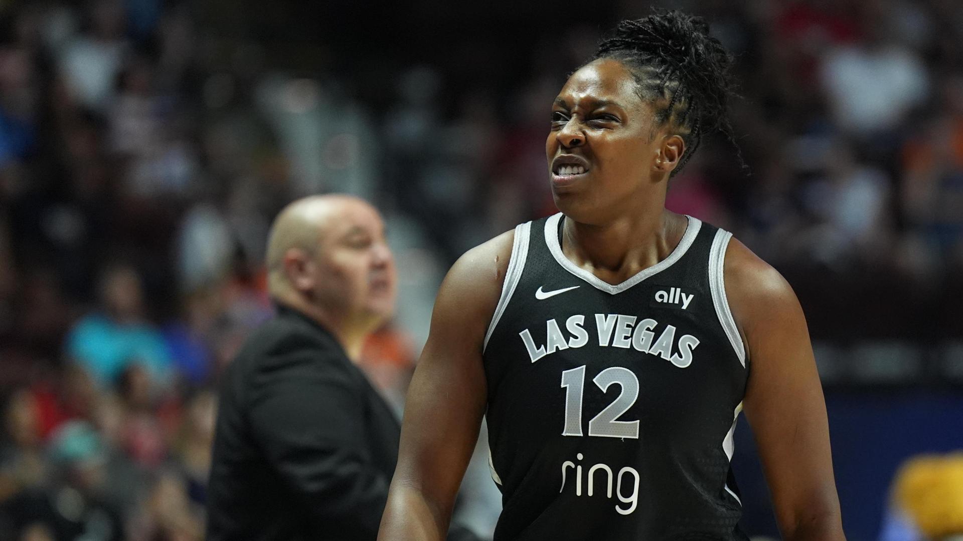 Chelsea Gray makes a stunning assist