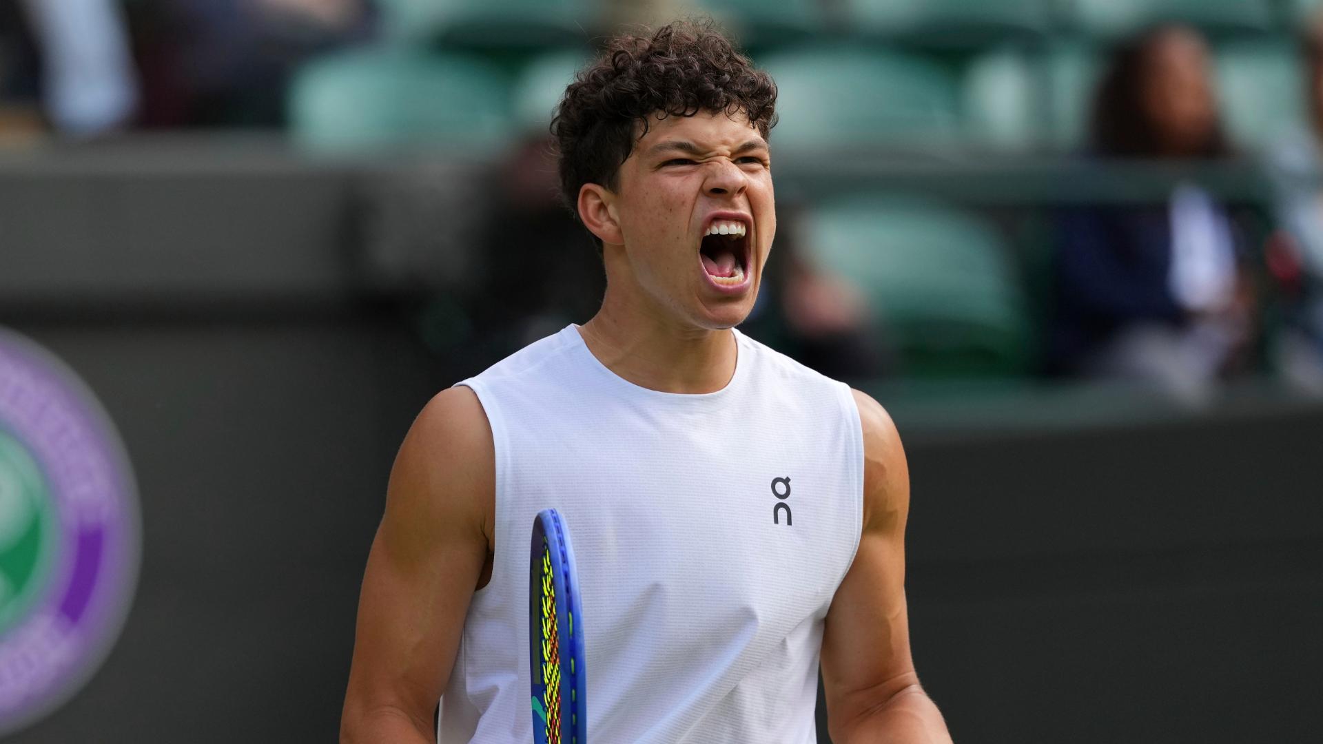 Shelton dominates in tiebreaker, leads 2-1