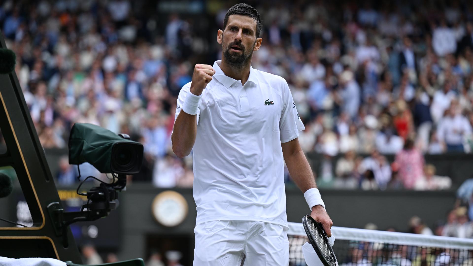 Djokovic fights back to win second set vs. De Minaur