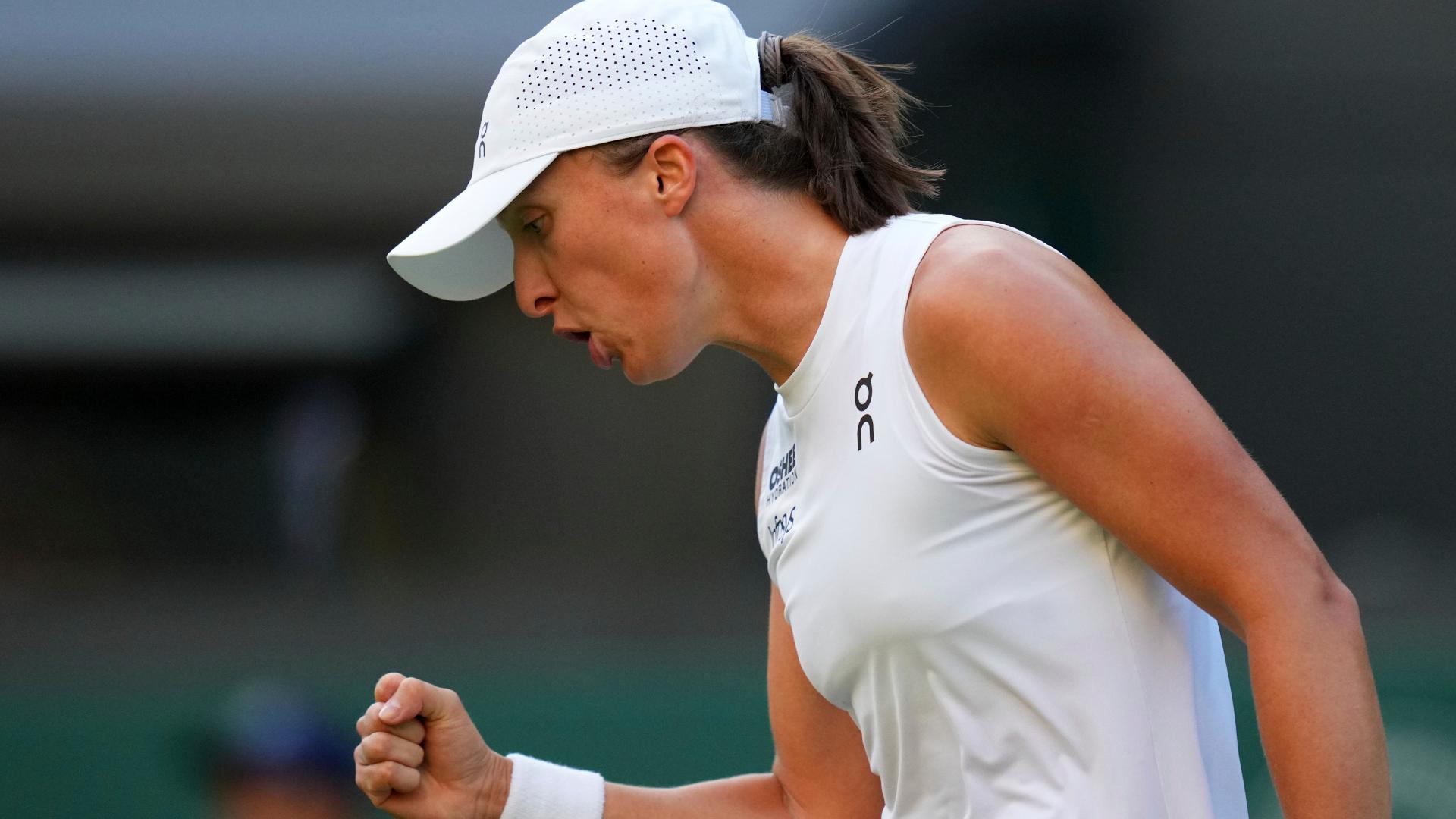 Swiatek wins in straight sets at Wimbledon