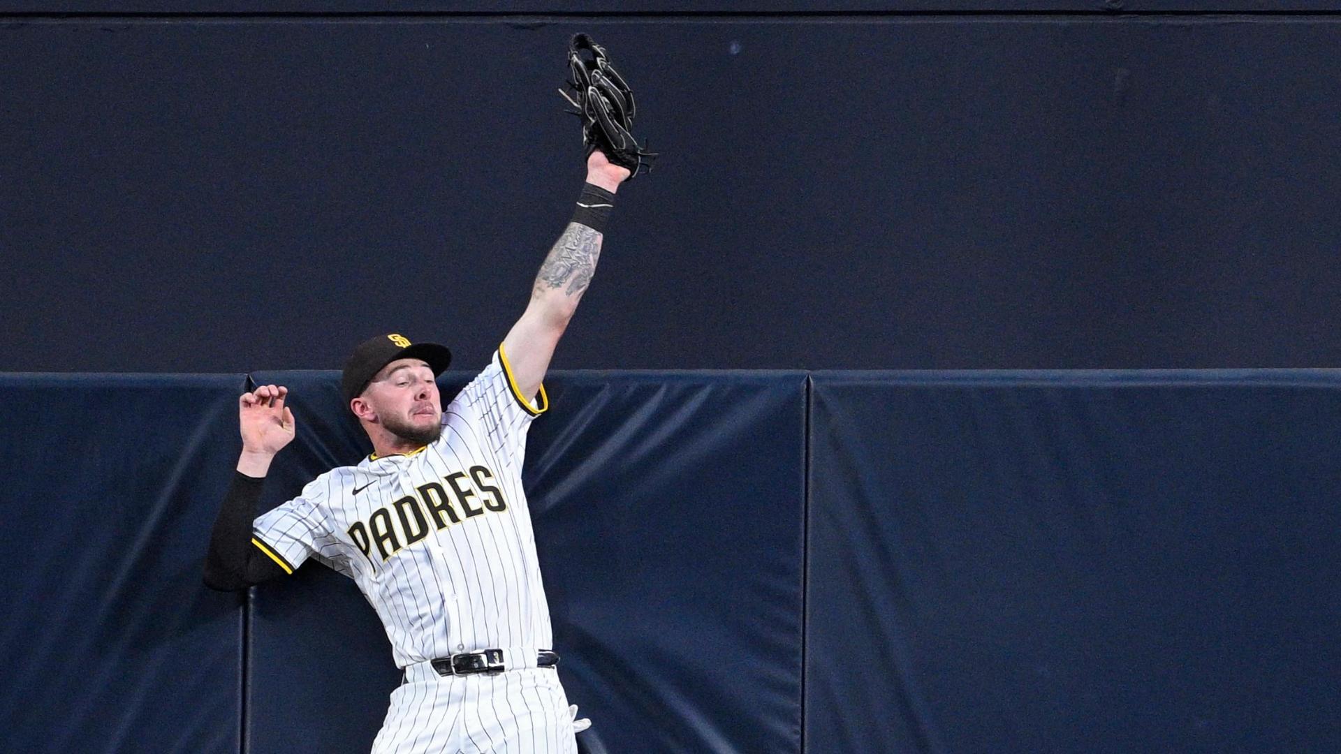 Jackson Merrill leaps for amazing HR robbery
