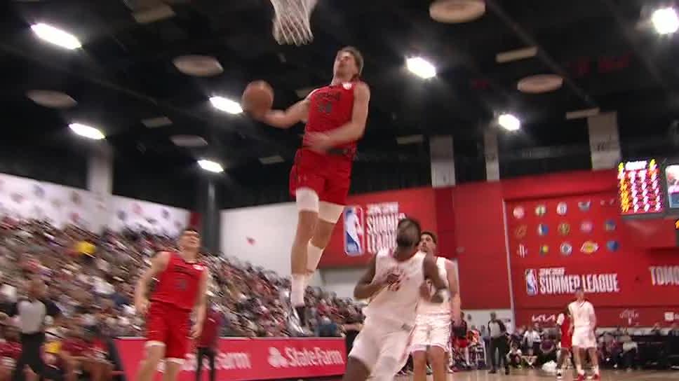 Matas Buzelis breaks down windmill jam for Bulls