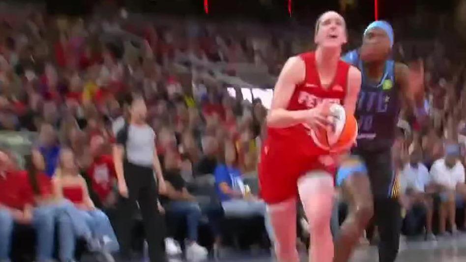 Caitlin Clark beats defender for open bucket