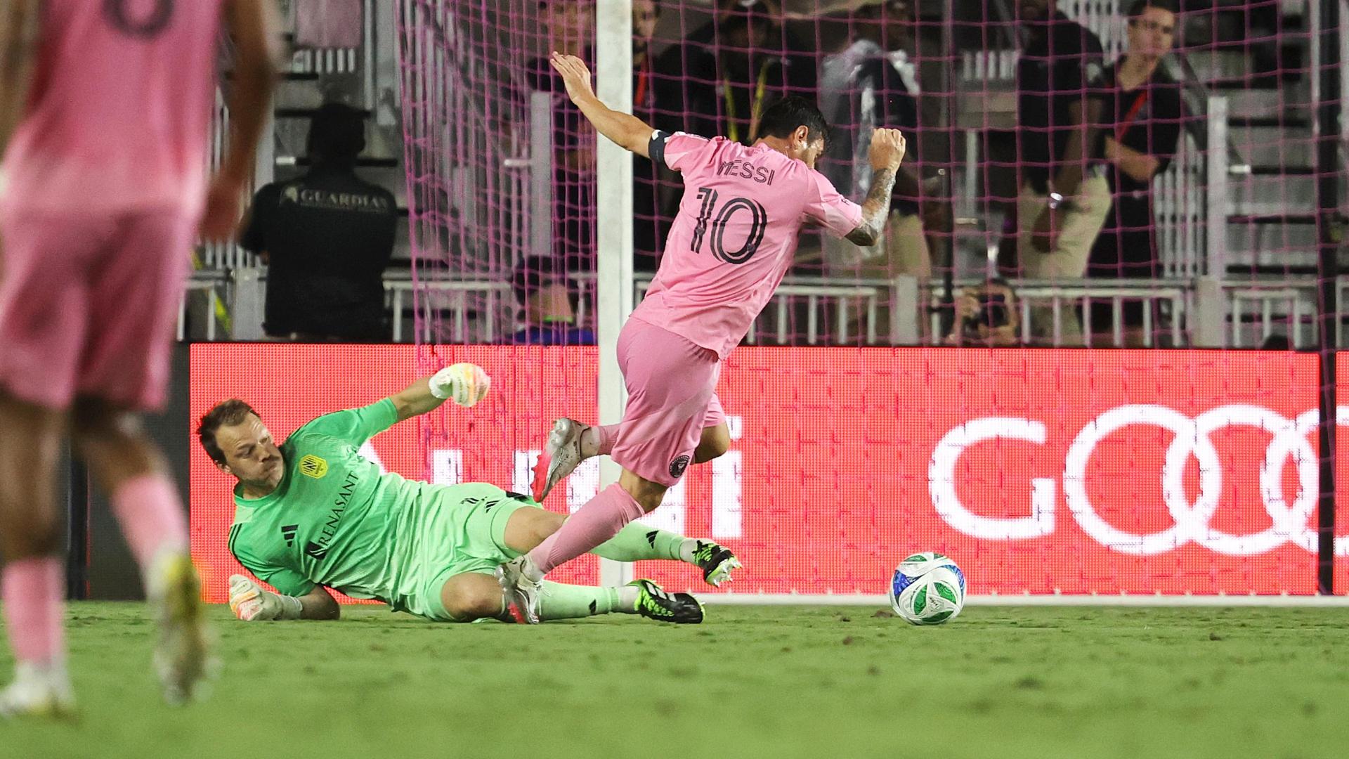 Messi nets 2nd goal after costly keeper mistake