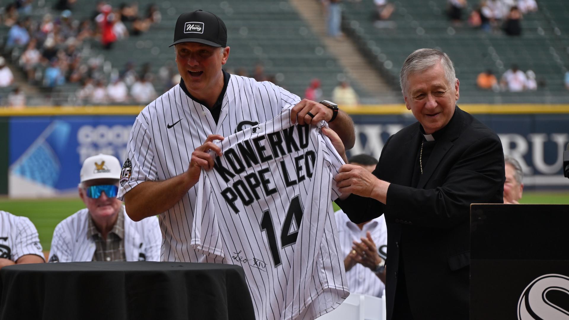 Paul Konerko gets signed White Sox jersey from Pope Leo XIV