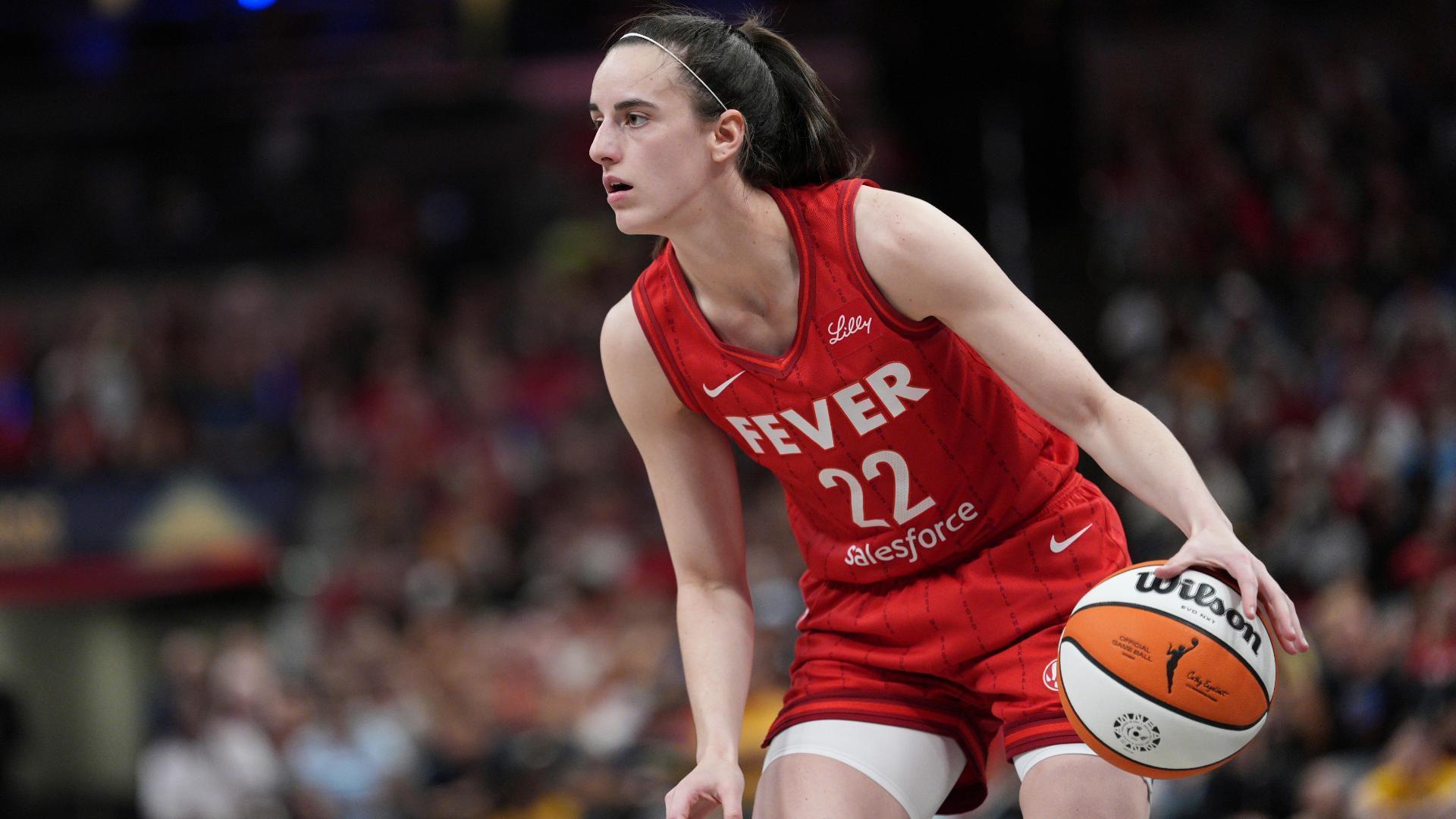Caitlin Clark beats defender for open bucket