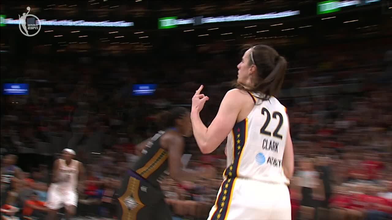 Caitlin Clark hits clutch 3-point jumper