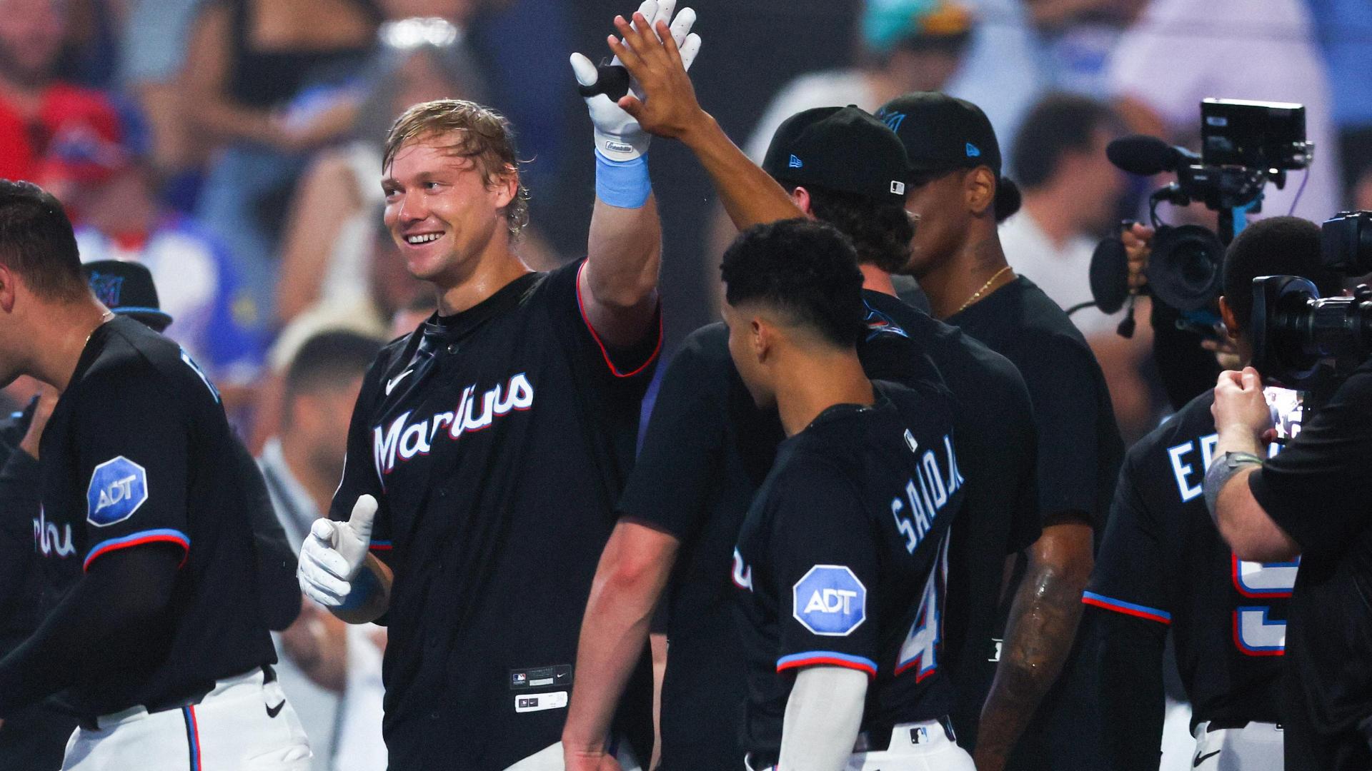 Kyle Stowers clubs walk-off HR for the Marlins in extras