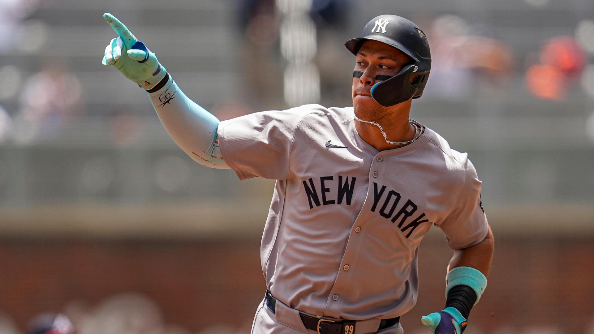 Aaron Judge hammers a solo shot for Yankees