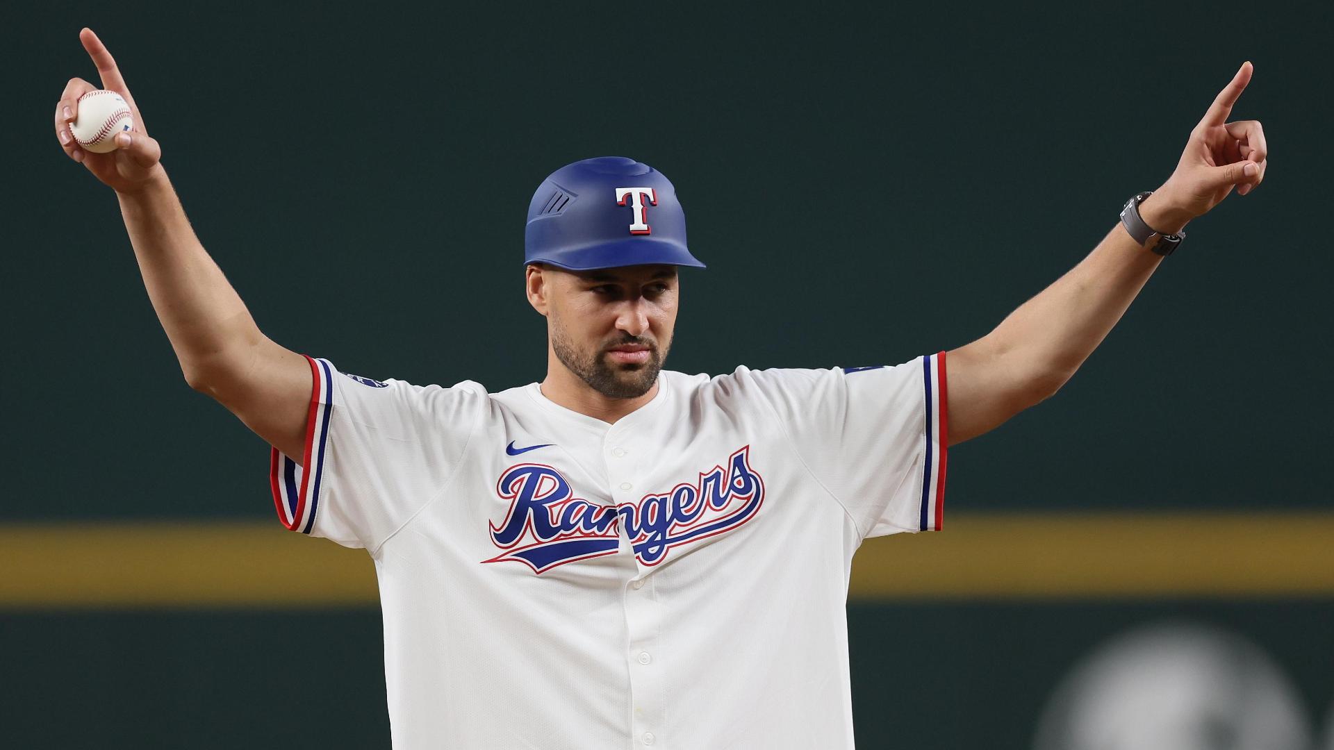Klay Thompson takes BP, throws a strike for 1st pitch at Rangers game