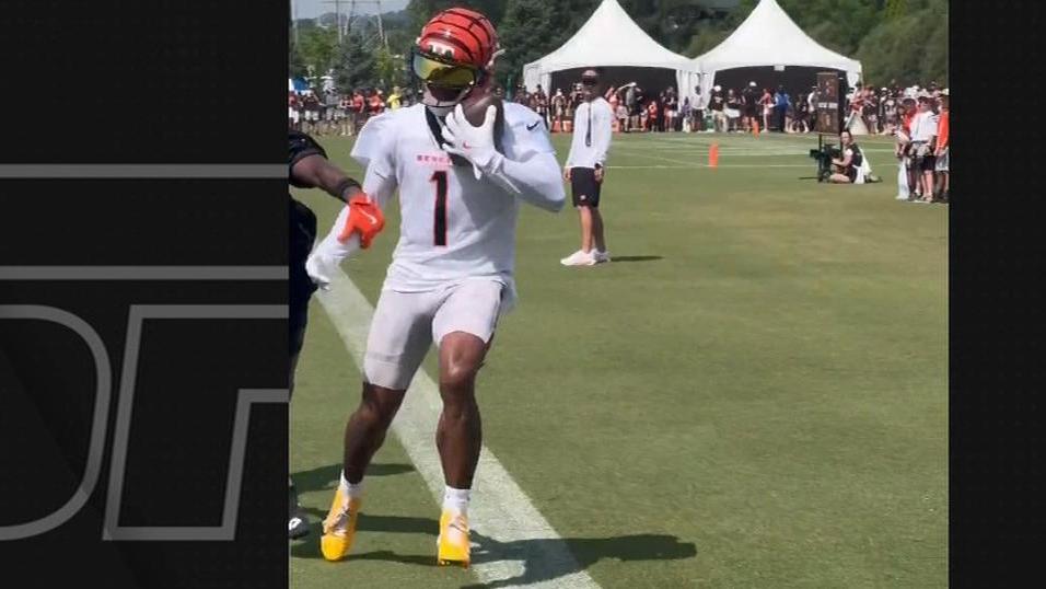 Ja'Marr Chase shows off with incredible one-handed end-zone catch