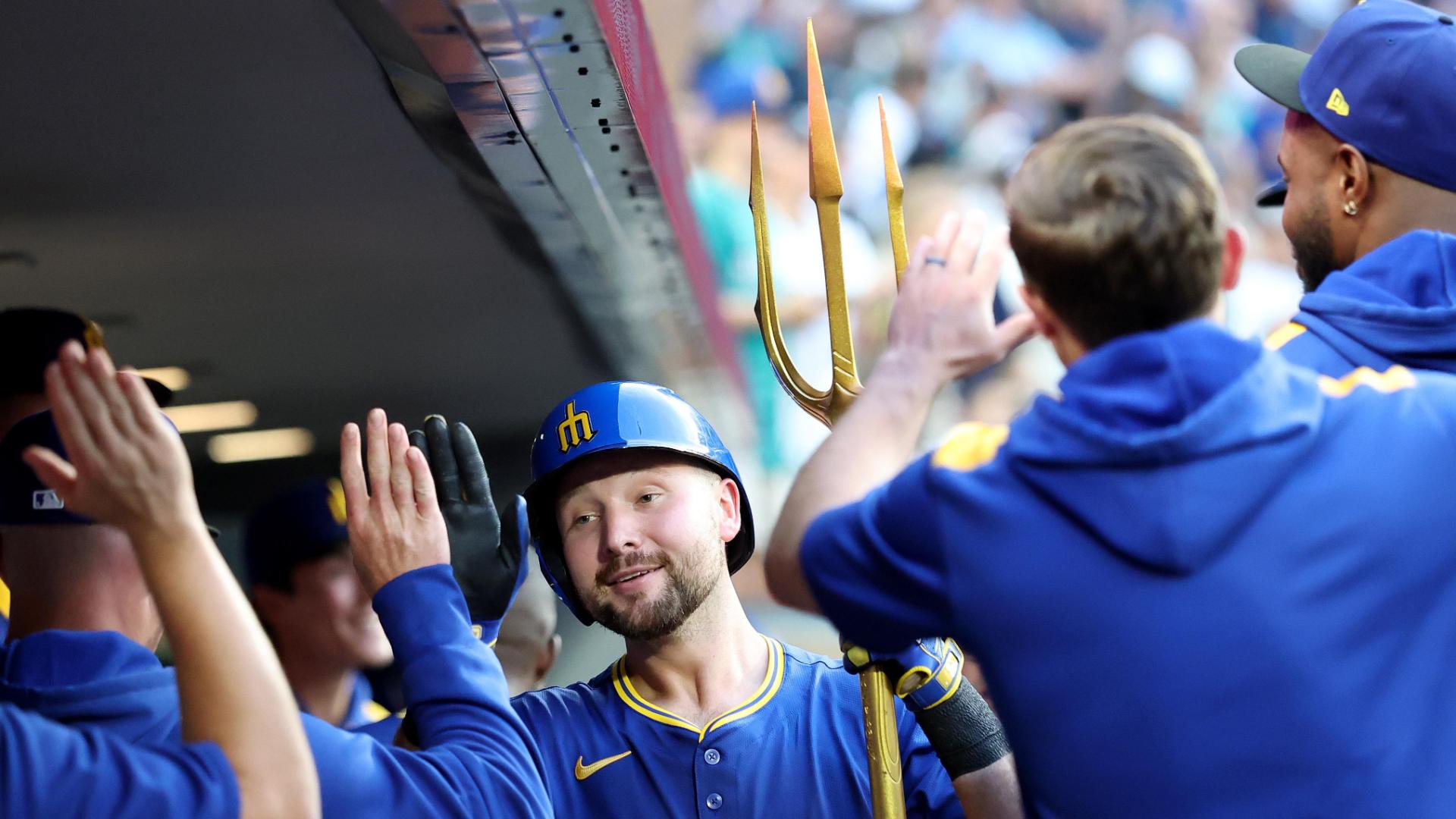 Cal Raleigh launches his 42nd homer of the season