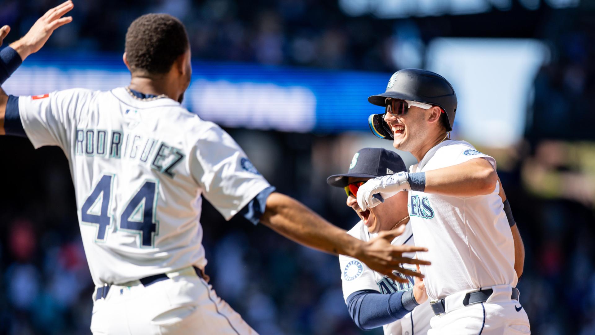 Dominic Canzone walks it off for the Mariners in 11 innings
