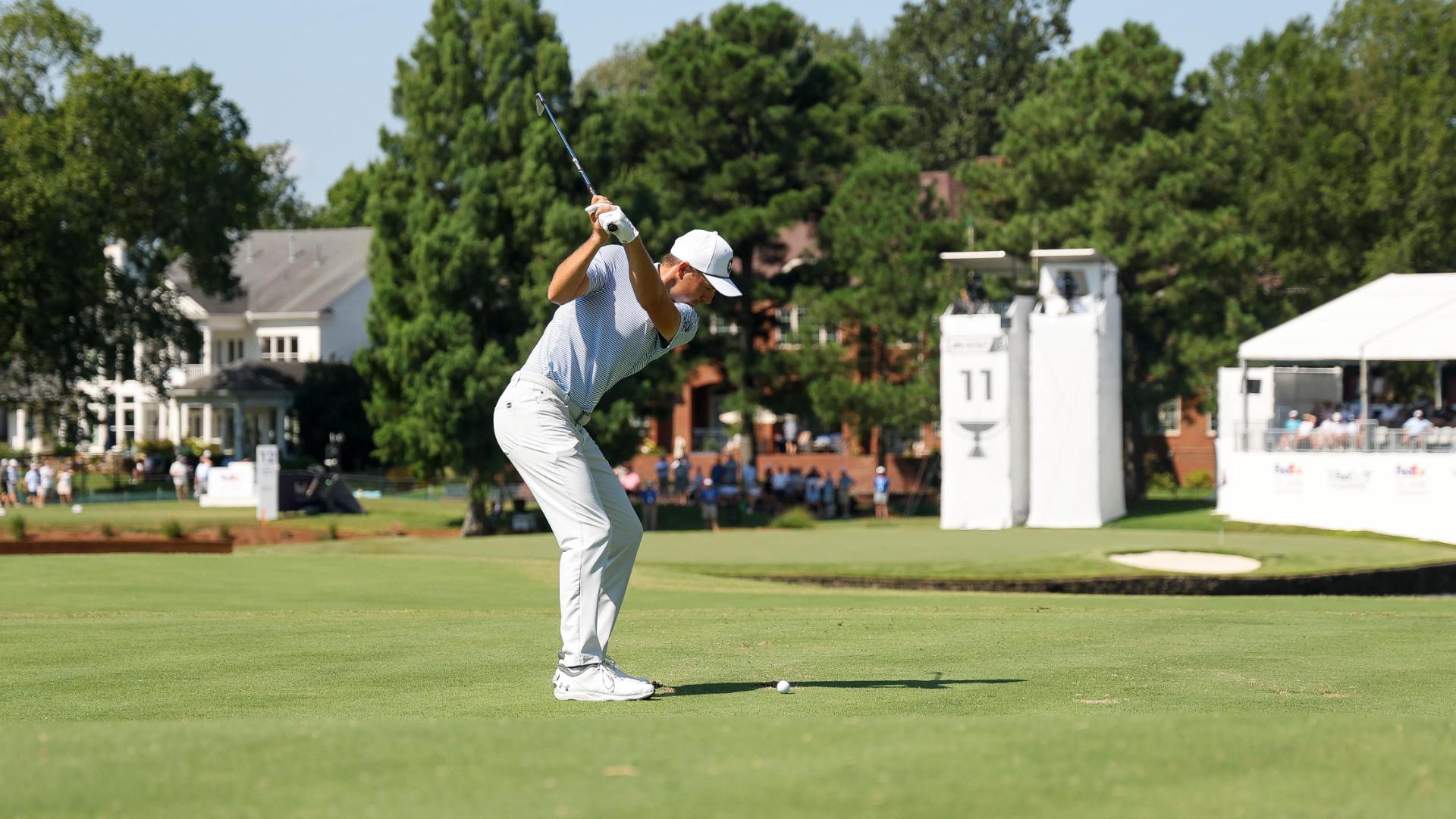 Jordan Spieth rolls in nice birdie on Hole 12