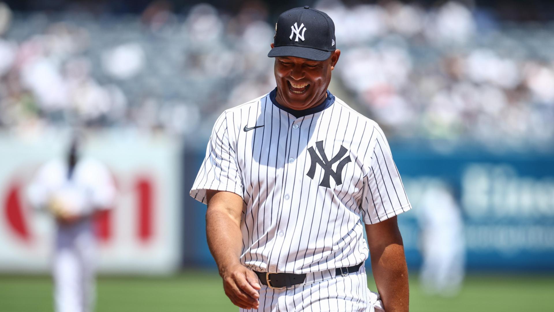 Mariano Rivera rips a single off Andy Pettitte
