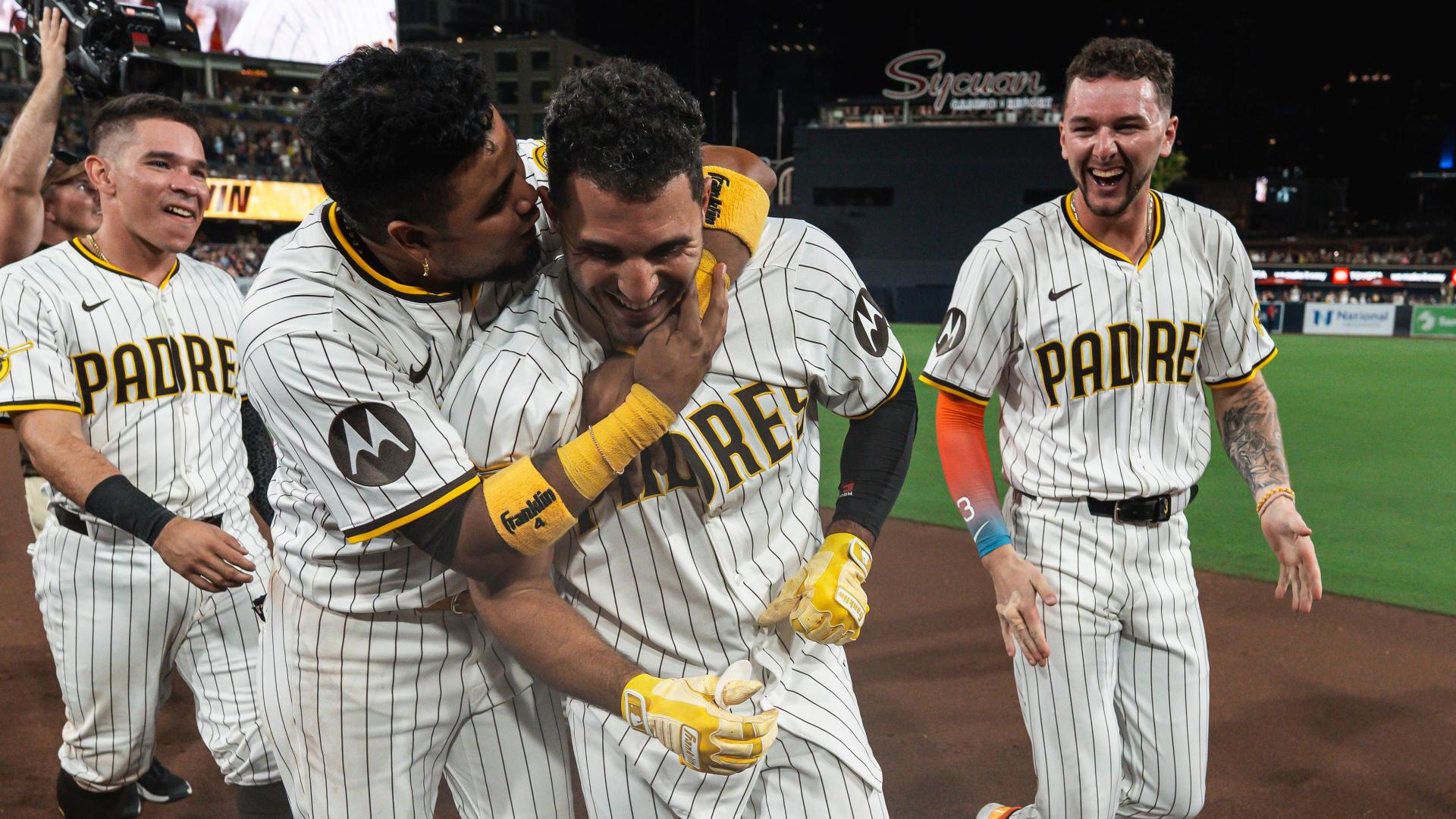 Ramon Laureano walks it off with high chopper for Padres