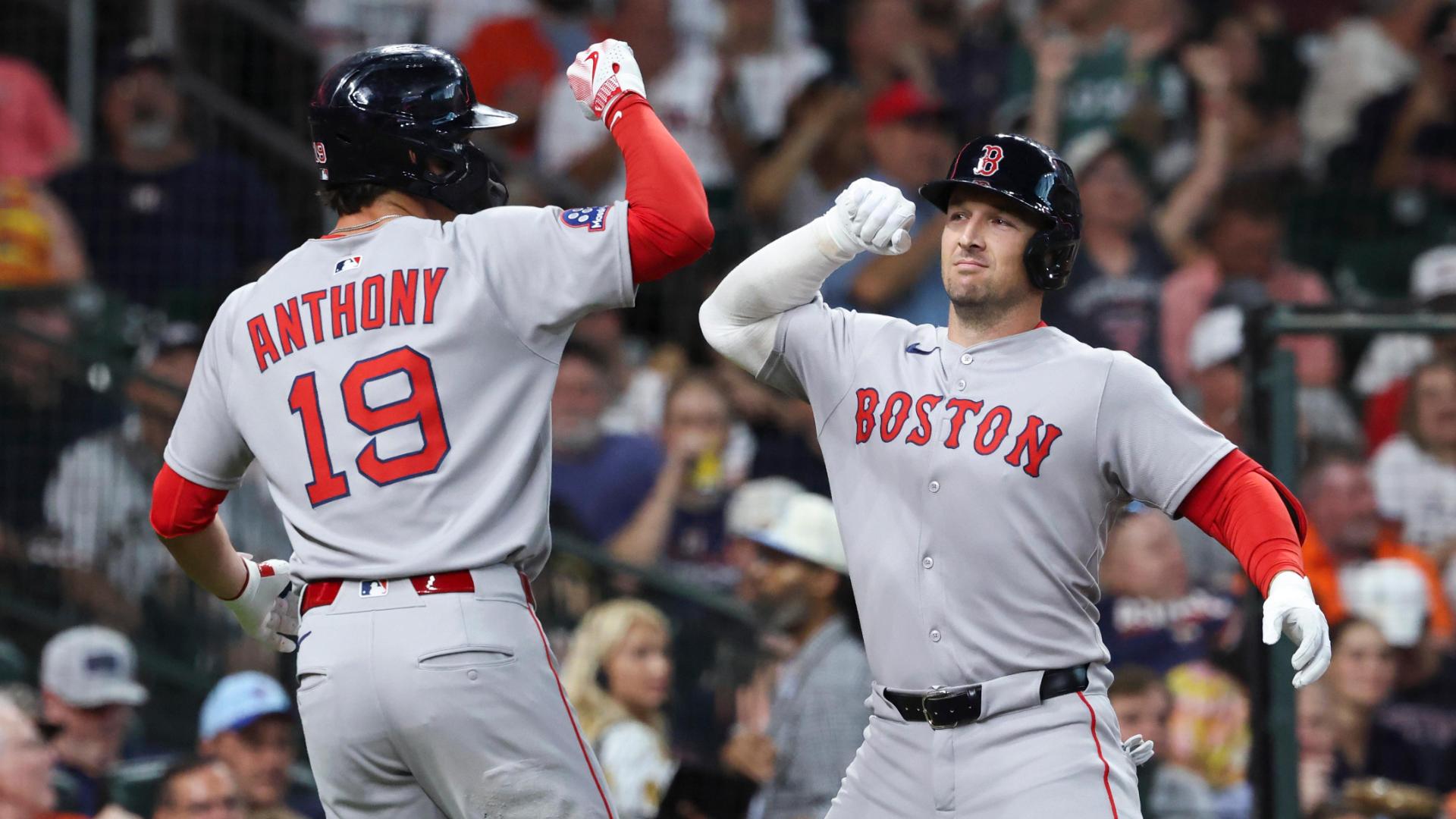 Alex Bregman gets nice ovation, homers in return to Houston