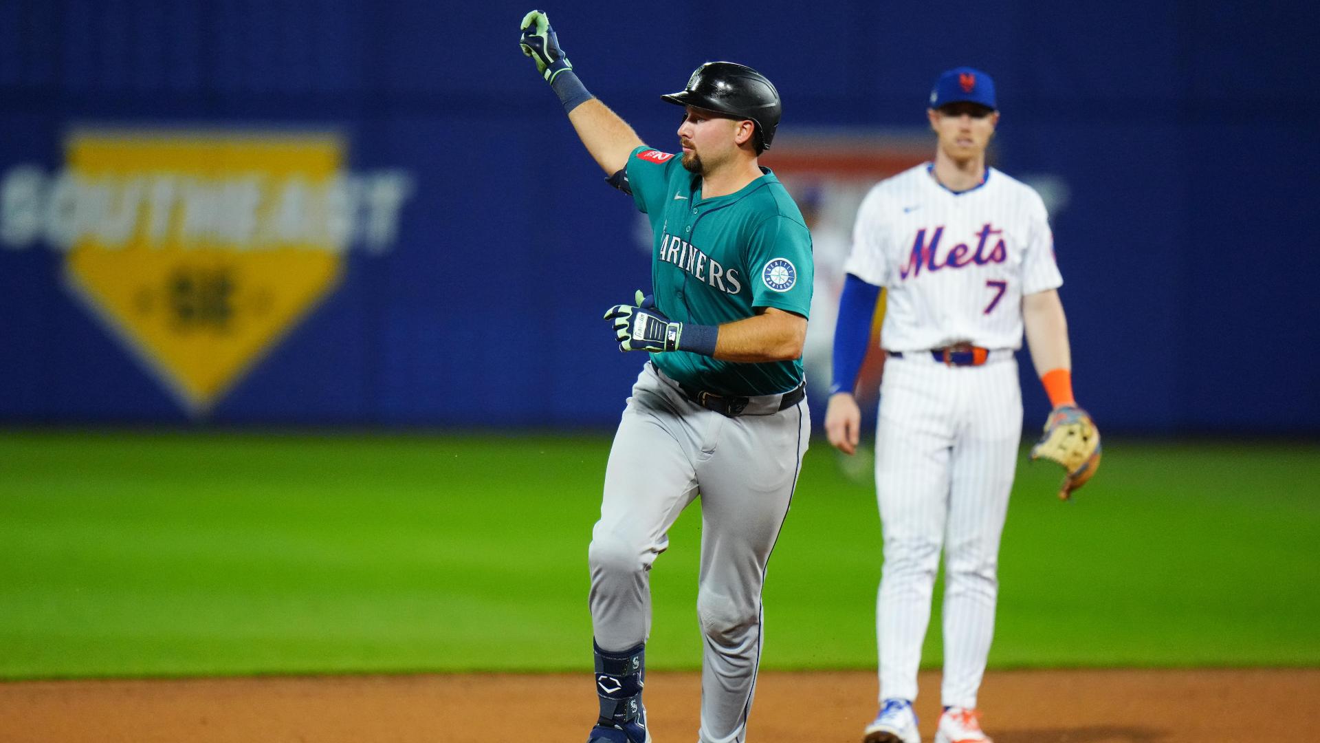 Cal Raleigh rocks his 47th homer of the season
