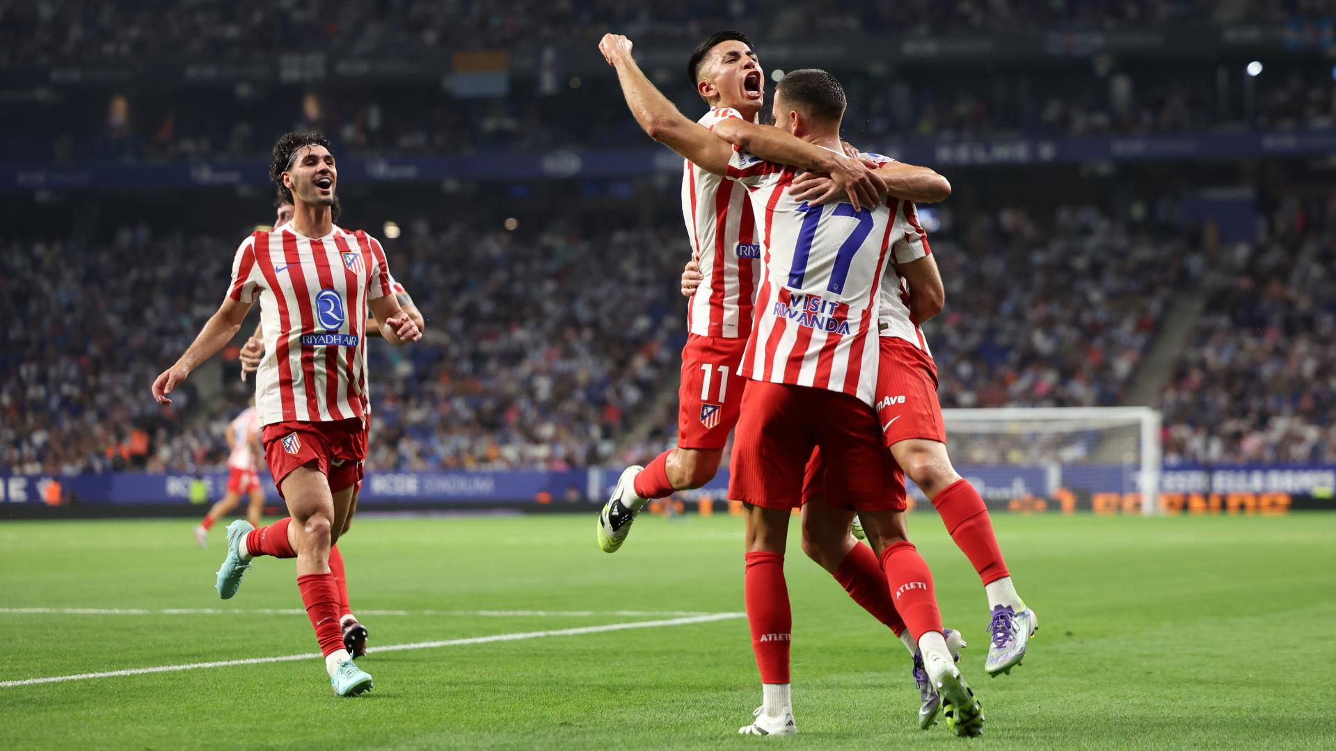 Julián Álvarez curls in a stunning free kick for Atlético