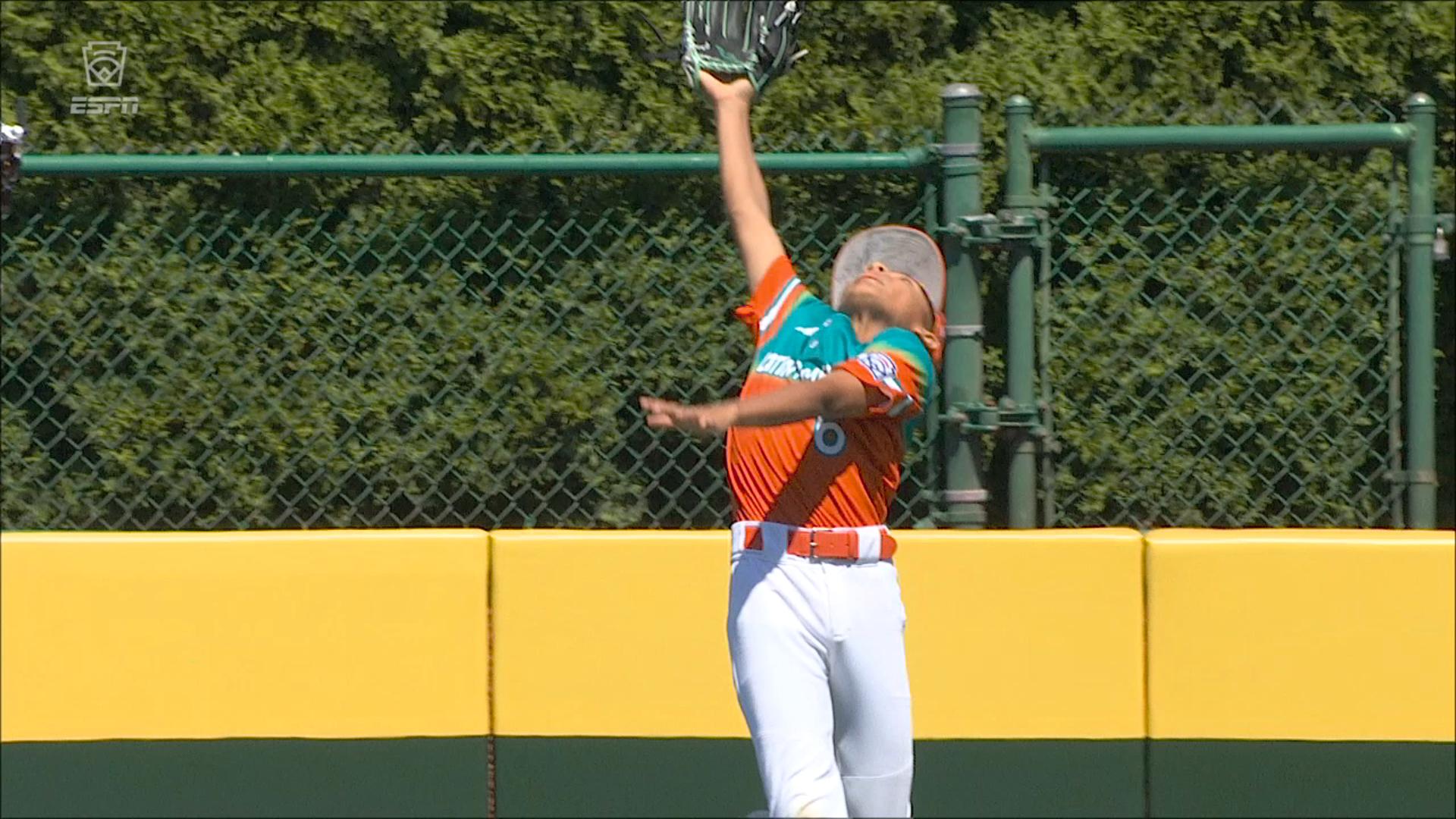 Sebastian Lopez makes incredible leaping grab for Venezuela