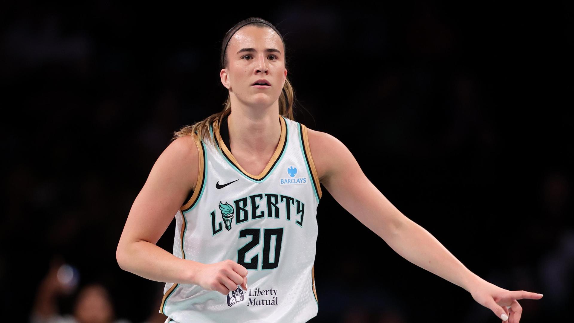 Sabrina Ionescu drops a sweet no-look assist