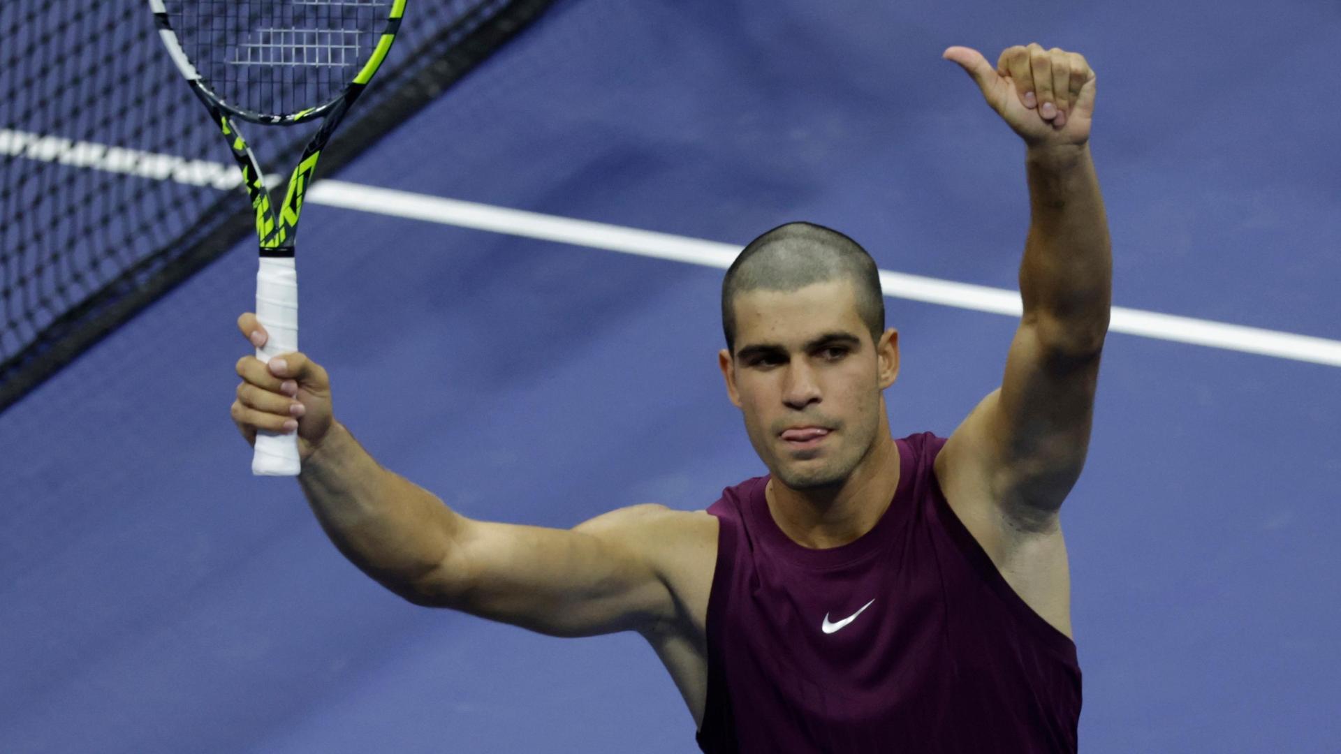 Carlos Alcaraz defeats Reilly Opelka in straight sets