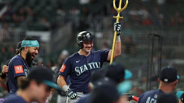 Cal Raleigh hits his 52nd HR of the season