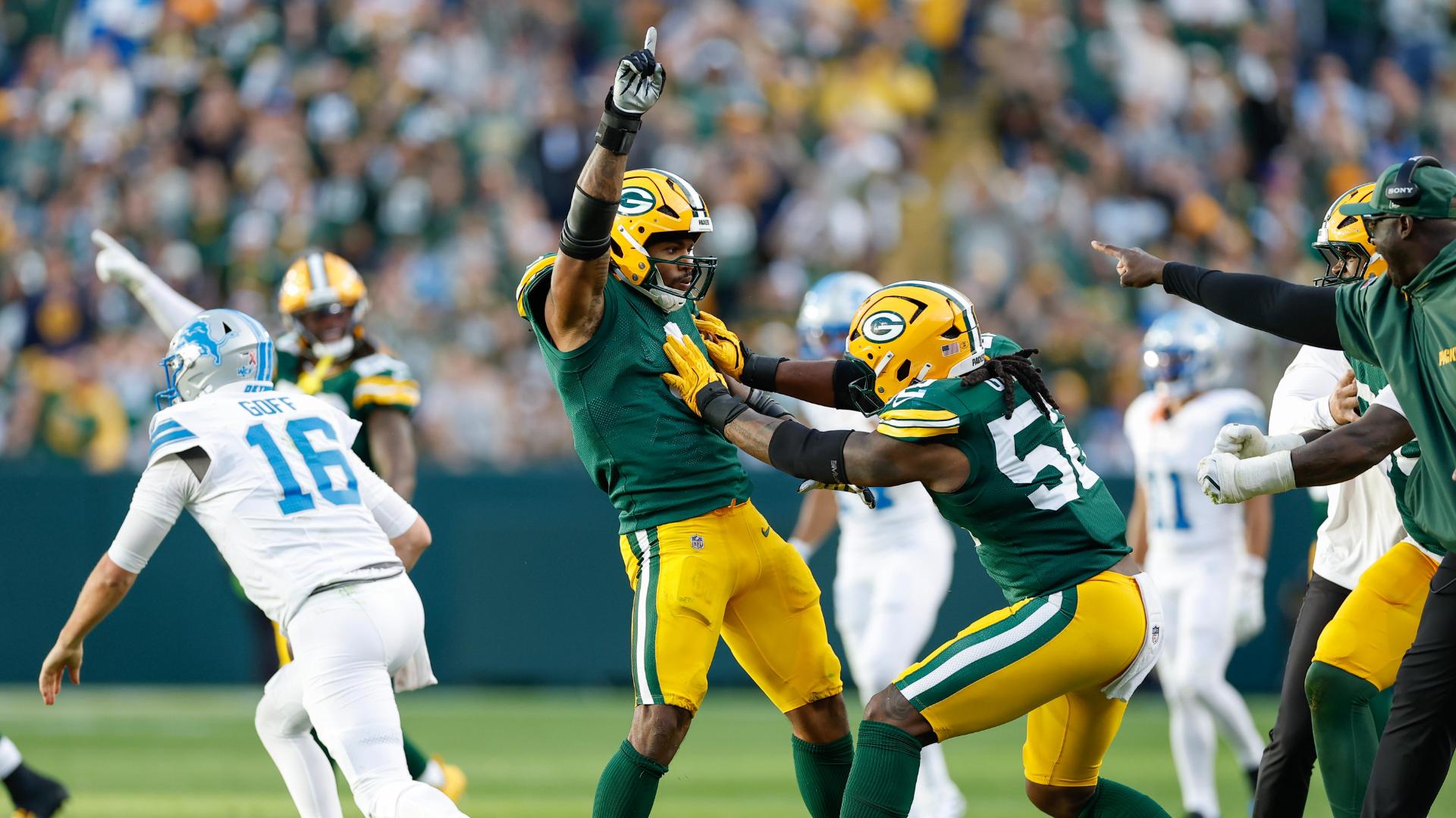 Micah Parsons gets his first sack as a Packer