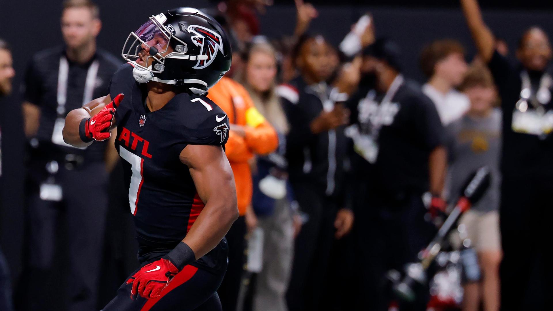Bijan Robinson races away for 50-yard Falcons TD