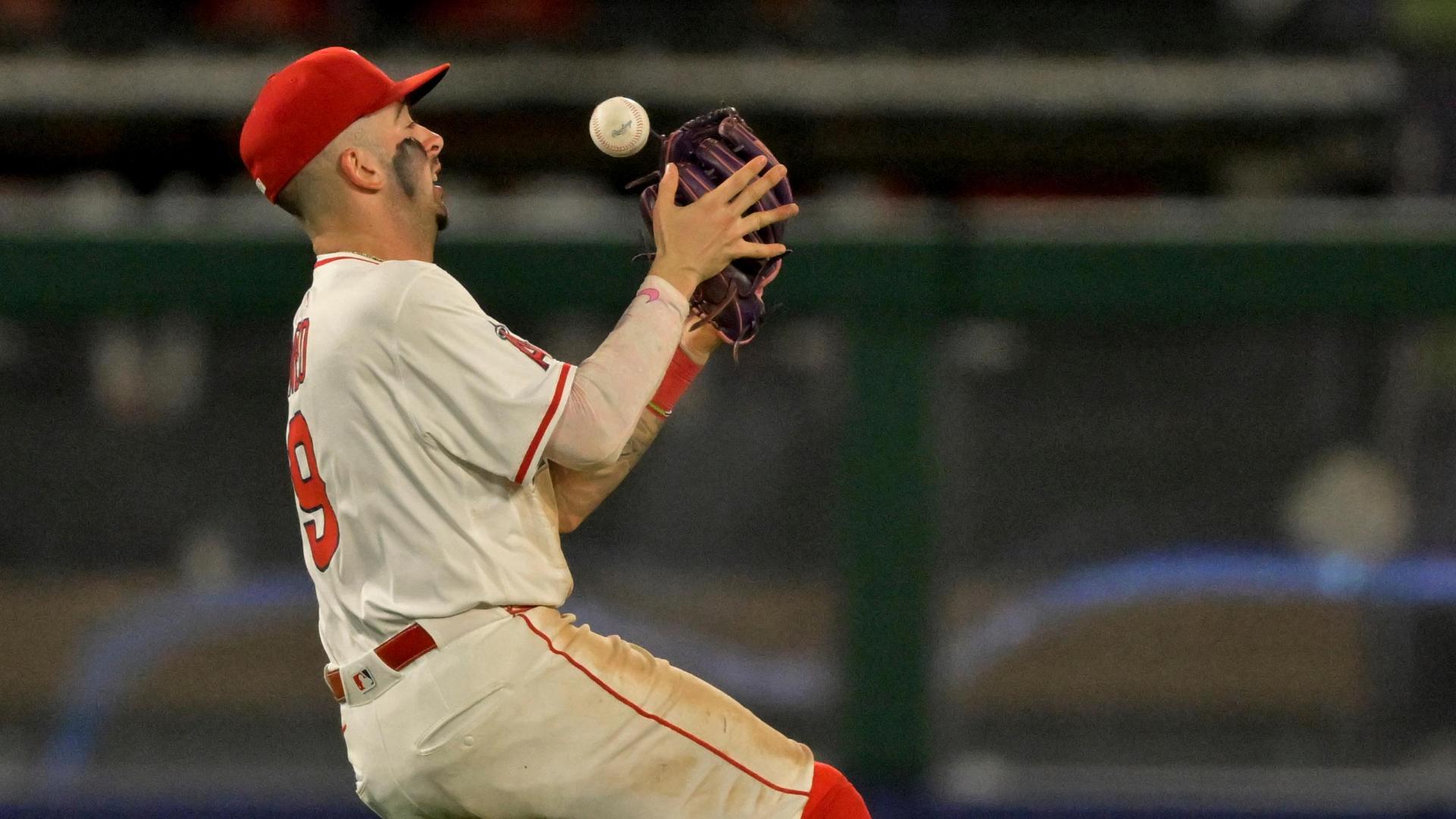 Zach Neto bobbles ball multiple times, hangs for amazing circus catch