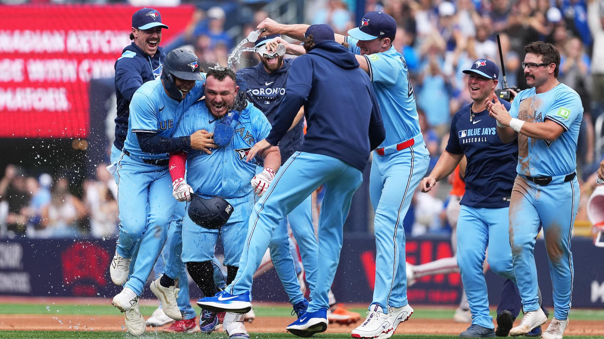 Alejandro Kirk walks it off for Blue Jays