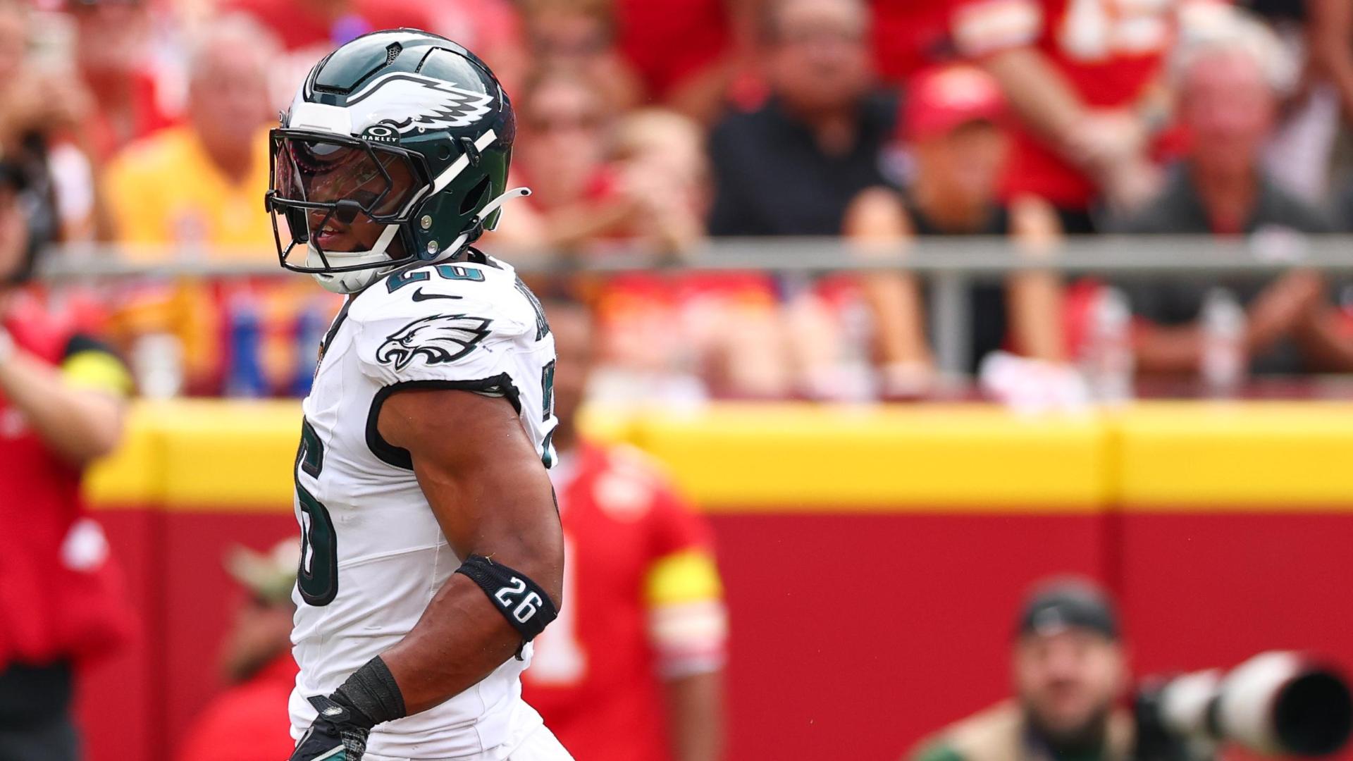 Saquon Barkley speeds in for 13-yard Eagles TD