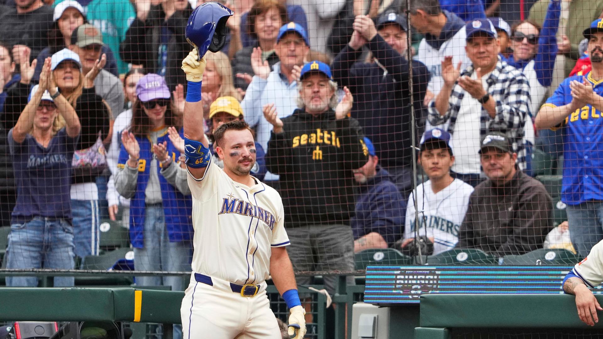 Raleigh ties Mantle for most HRs by switch-hitter in a season