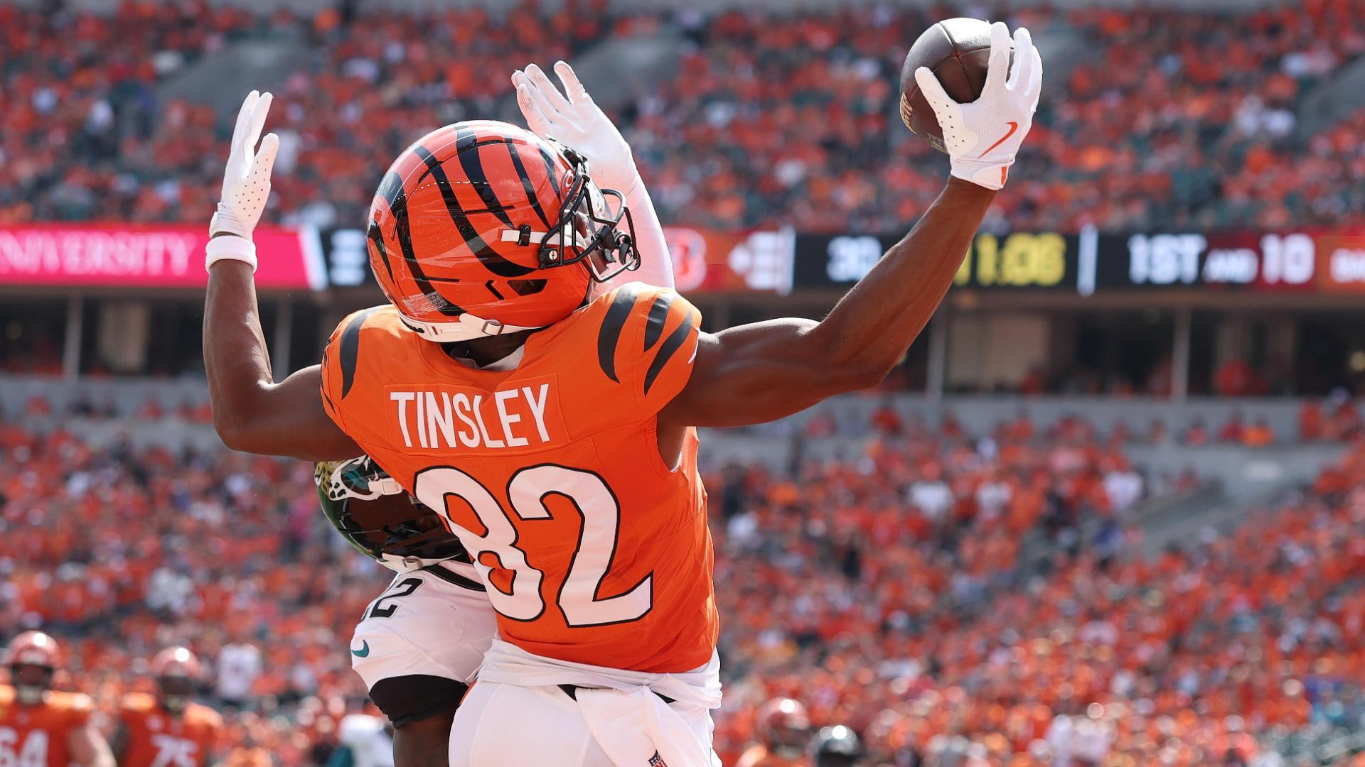 'Are you serious?!' Mitchell Tinsley makes dazzling one-handed TD grab