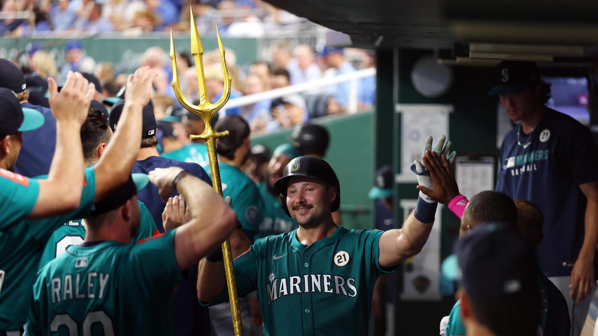 Cal Raleigh ties Ken Griffey Jr's record with 56 homers