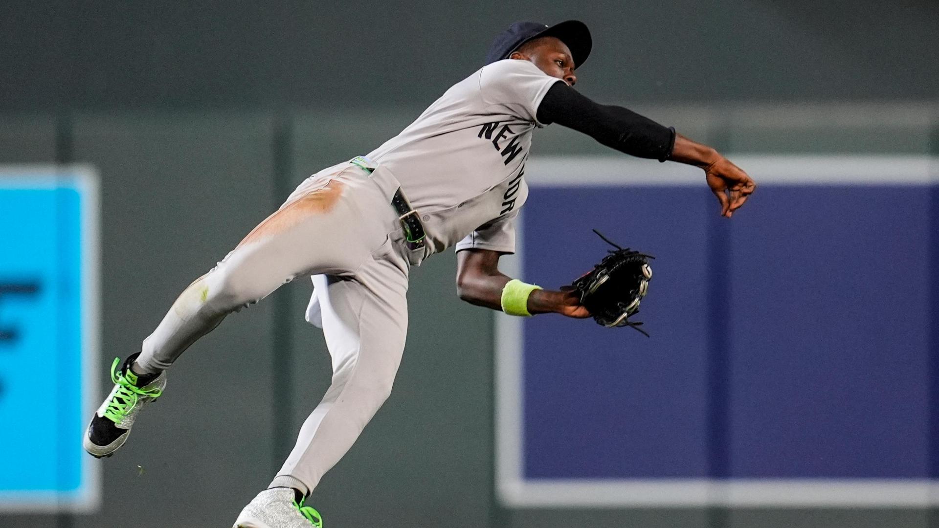 Jazz Chisholm Jr. makes a great diving defensive play