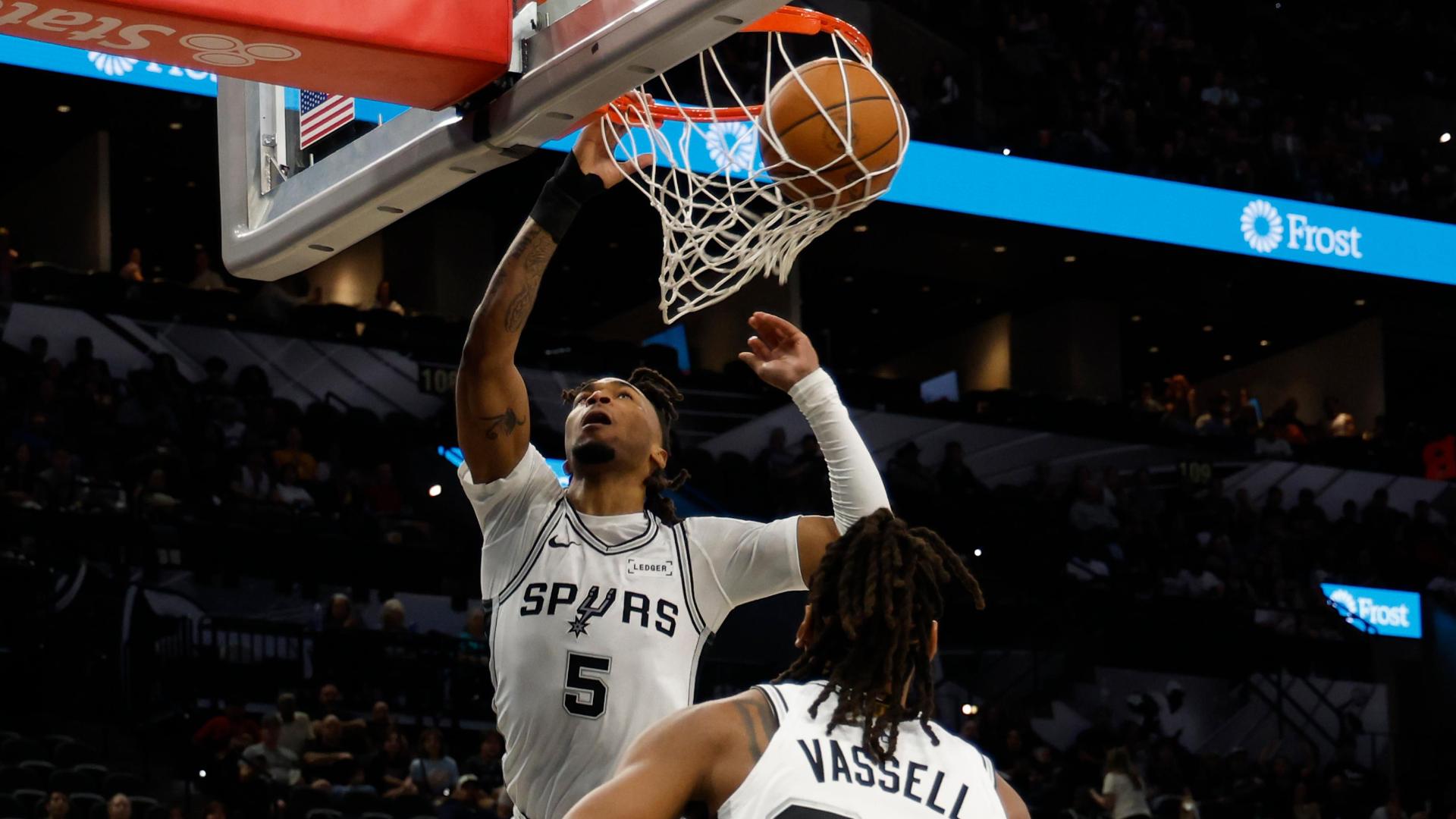 Castle throws down massive one-handed dunk for Spurs