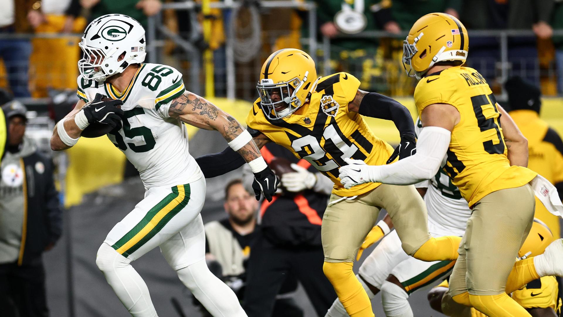 Tucker Kraft rumbles into the end zone for Packers TD