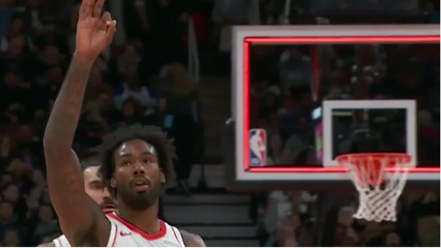 Tari Eason beats 1st-quarter buzzer from half court for Rockets