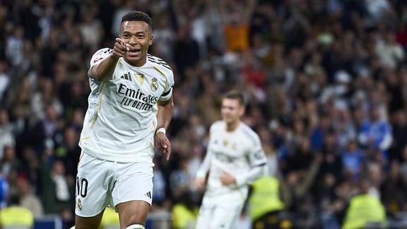 Kylian Mbappe scores his second of the night vs. Valencia