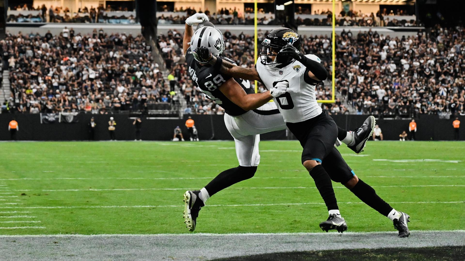Brock Bowers makes unbelievable 1-handed TD grab